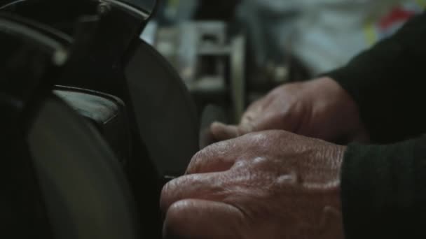 Männerhände Arbeiten Einer Maschine Funken Fliegen Aus Dem Heißen Metall — Stockvideo