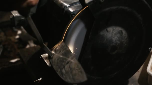 Чоловічі Руки Працюють Машині Спарки Летять Гарячого Металу Чоловік Наполегливо — стокове відео