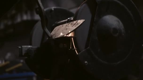 鋼鉄金属 鉄のための滑らかな装置が付いている粉砕の仕事 ワークショップでの火花のクローズアップ 研削機の加工ツール — ストック動画
