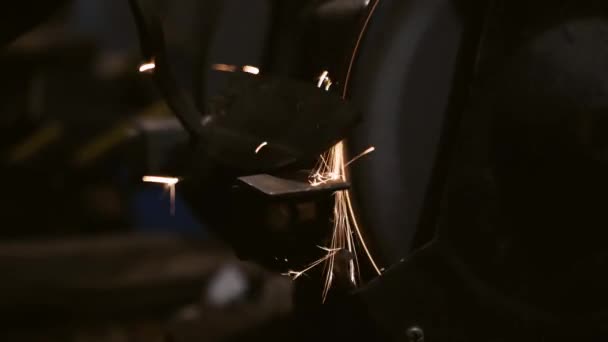 男人的手在机器上工作 火花从炽热的金属中飞散 人在钢铁上努力工作 电动磨床上的机械磨削 旋转磨石上的手工磨削 — 图库视频影像
