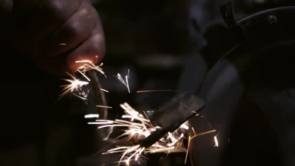 钢铁用平滑设备进行磨削加工 车间内火花的特写 磨床上的加工工具 — 图库视频影像