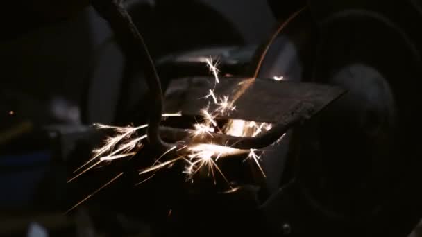 Erkek Eli Makinede Çalışır Sıcak Metalden Kıvılcımlar Çıkıyor Adam Çelik — Stok video
