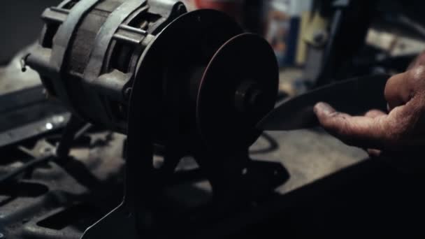 Mãos Dos Homens Trabalham Numa Máquina Faíscas Voam Metal Quente — Vídeo de Stock