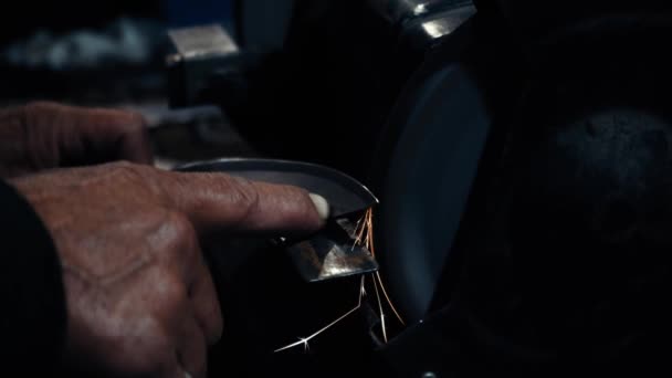 Mãos Dos Homens Trabalham Numa Máquina Faíscas Voam Metal Quente — Vídeo de Stock