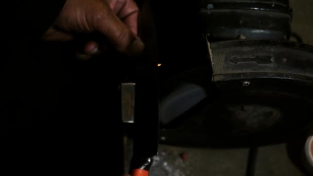Чоловічі Руки Працюють Машині Спарки Летять Гарячого Металу Чоловік Наполегливо — стокове відео
