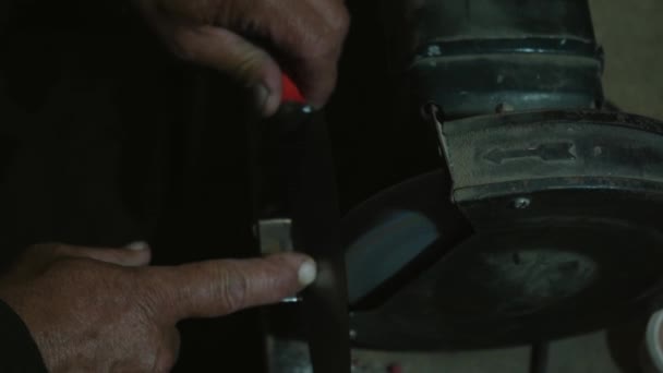 Prace Szlifierskie Gładkiego Sprzętu Metalu Stalowego Żelaza Zbliżenie Iskier Warsztacie — Wideo stockowe