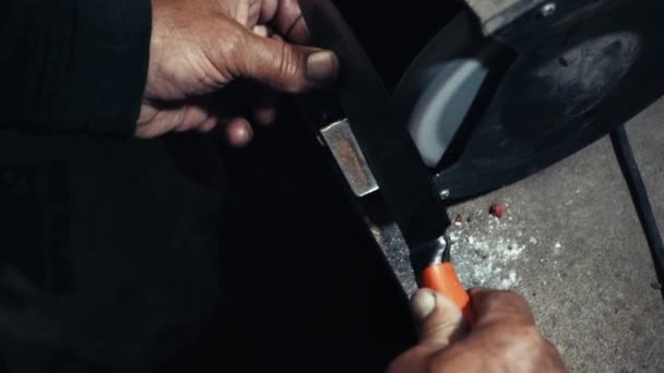 Schleifarbeiten Mit Glatter Ausrüstung Für Stahl Metall Eisen Funkenflug Aus — Stockvideo