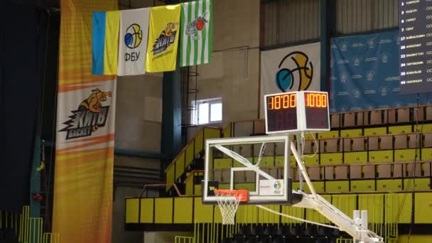 1222 キエフ ウクライナ フープにバスケットボールを投げます 試合前に暖かくなりました リングにボールをかける 背景にはトレーニングホールとスコアボードがあり — ストック動画