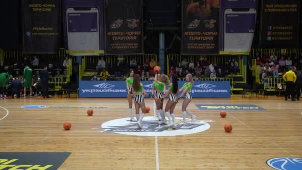 1222 キエフ ウクライナ ゲームの間の休憩中に美しい女の子の陽気なグループがホールで踊ります 美しい女の子は バスケットボールをしながら男の子をサポートし 踊っています 若くて自信がある — ストック動画