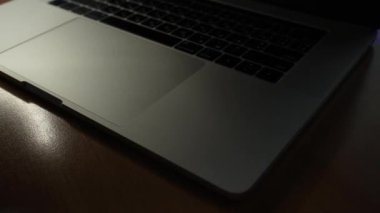 Bir kadın klavye kullanıyor, parmaklarıyla düğmeleri sallıyor. İnternet güvenliği, siber saldırı. Bir adam geceleri dizüstü bilgisayarda yazıyor. Moda neon ışığı. Ultraviyole ışınlarının yaratıcı parlak rengi