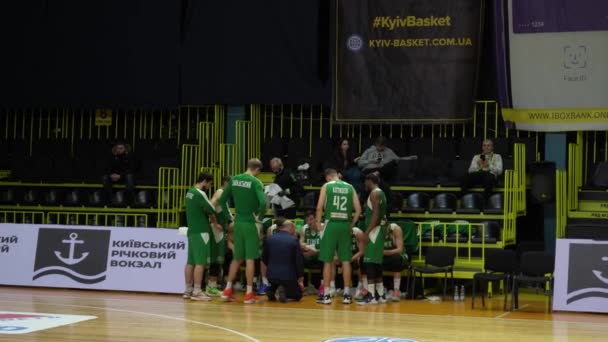 Kyiv Ukrayna Profesyonel Basketbol Takımı Eğitimi Basketbol Koçu Oyunun Stratejisini — Stok video