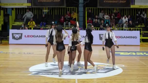 Киев Украина Группа Поддержки Красивых Девушек Танцует Зале Время Перерыва — стоковое видео