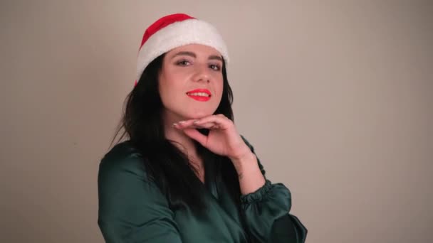Junge Positive Mädchen Mit Nikolausmütze Isoliert Auf Grauem Hintergrund Glückliche — Stockvideo