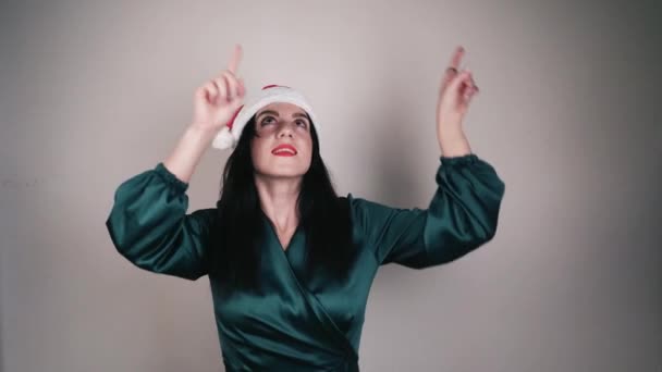 Een Jong Meisje Met Lang Haar Met Een Rode Santas — Stockvideo