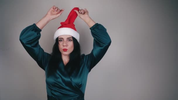 Молодая Позитивная Девушка Шляпе Санта Клауса Изолирована Сером Фоне Счастливая — стоковое видео