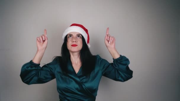 Uzun Saçlı Kırmızı Noel Baba Şapkası Takan Uzun Kollu Yeşil — Stok video