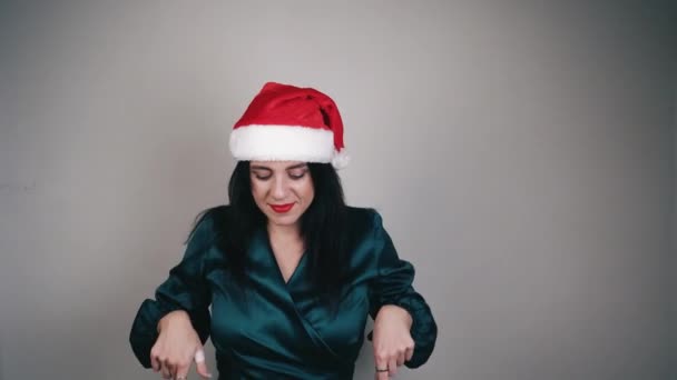 Een Jong Meisje Met Lang Haar Met Een Rode Santas — Stockvideo
