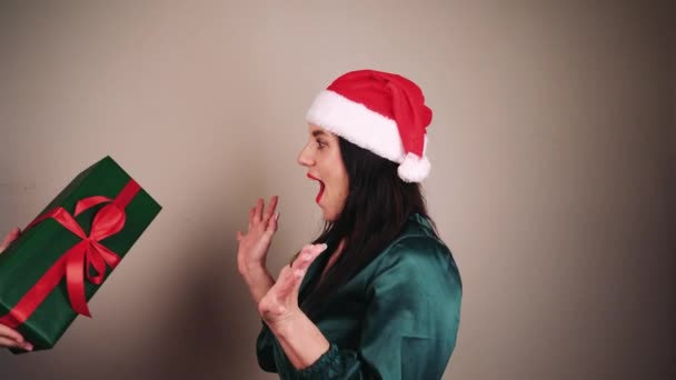 Uzun Saçlı Kırmızı Şapkalı Elinde Hediyesiyle Noel Baba Asistanı Olan — Stok video