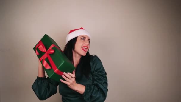 그녀의 선물을 Santas 조수의 모자에 머리를 크리스마스 분위기 — 비디오