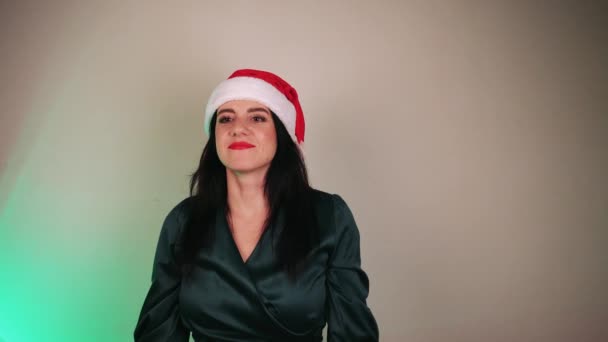Uma Jovem Com Cabelos Longos Chapéu Vermelho Assistente Santas Com — Vídeo de Stock