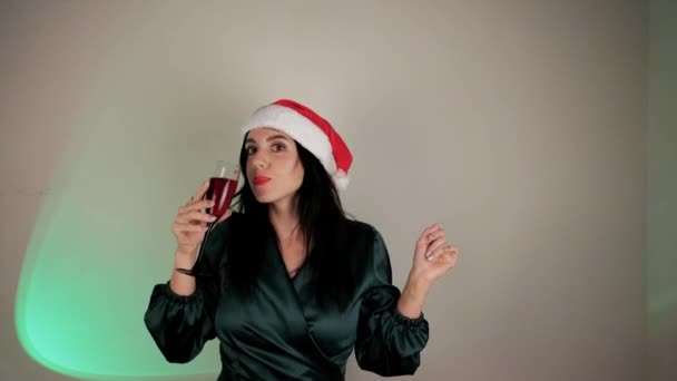 그녀의 샴페인 도우미의 모자에 머리를 이브에 드레스 크리스마스 — 비디오