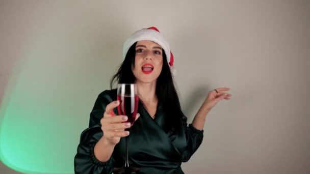 Молода Дівчина Довгим Волоссям Червоному Капелюсі Помічника Сантаса Склянкою Шампанського — стокове відео