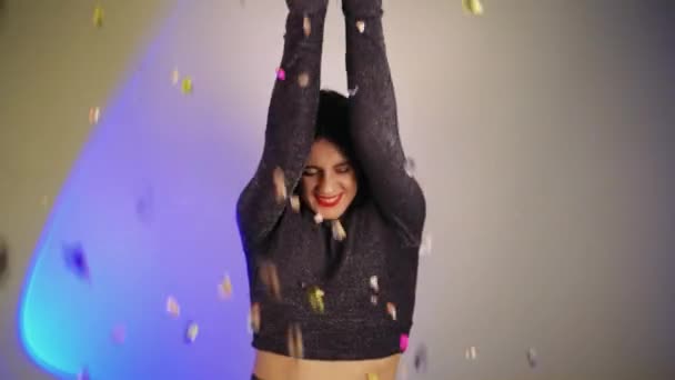 Відео Веселої Красивої Брюнетки Дівчина Дме Конфетті Рук Святкування Свята — стокове відео