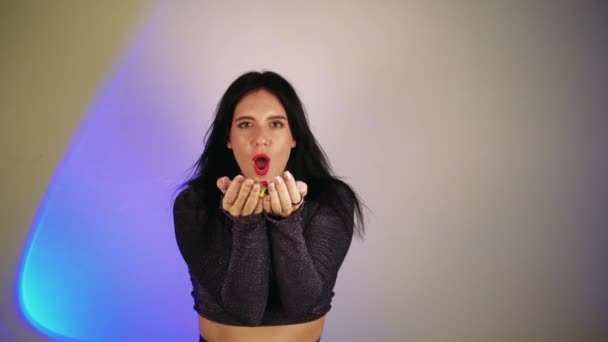 Vídeo Uma Linda Menina Morena Alegre Soprando Confete Suas Mãos — Vídeo de Stock