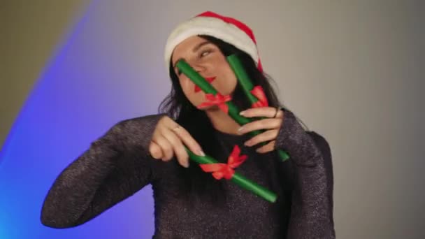 Uzun Saçlı Elinde Mektuplarla Kırmızı Bir Noel Baba Şapkası Takan — Stok video