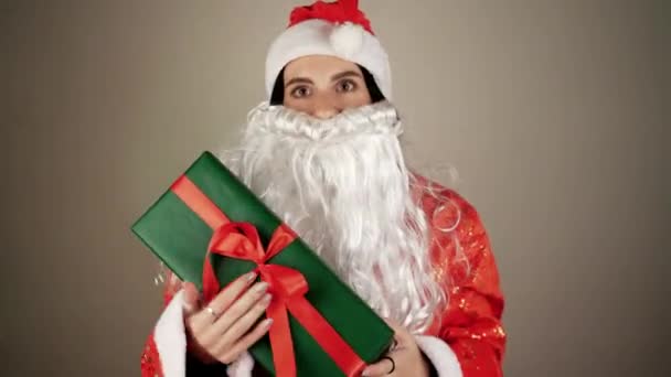 Красивая Брюнетка Костюме Санта Клауса Держит Руке Подарок Счастливо Улыбается — стоковое видео