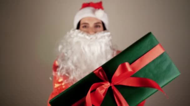 Una Bella Ragazza Bruna Vestita Con Costume Babbo Natale Tiene — Video Stock