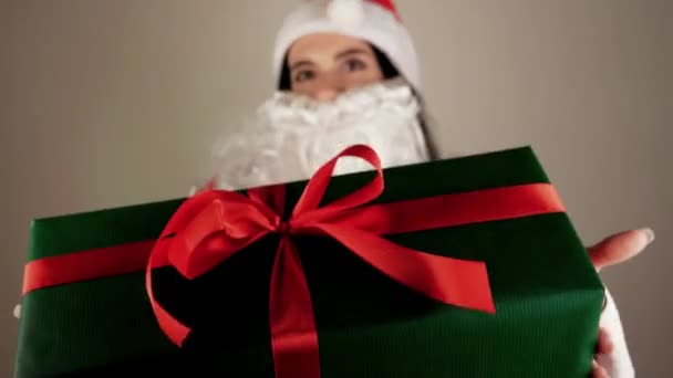 Smuk Brunette Pige Klædt Julemandskostume Hun Holder Gave Hånden Smiler – Stock-video