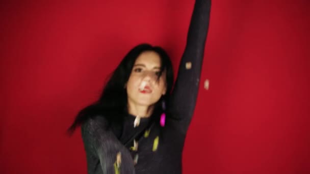 Menina Morena Bonita Dançando Belo Confete Fundo Vermelho Conceito Férias — Vídeo de Stock