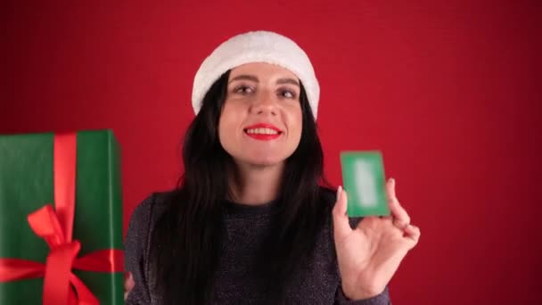 Ventas Compras Navideñas Retrato Una Mujer Alegre Positiva Sombrero Santa — Vídeos de Stock