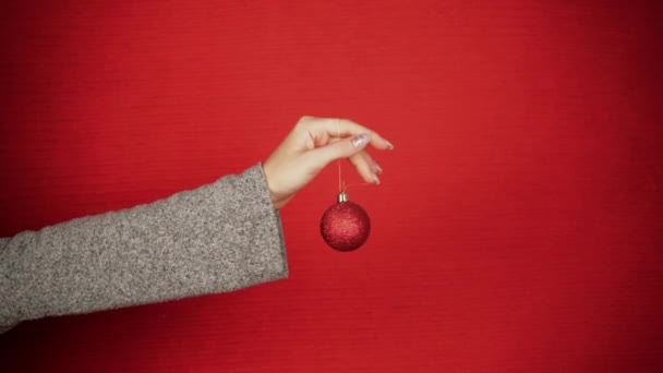 Eine Rote Weihnachtskugel Ist Wie Ein Symbol Für Das Neue — Stockvideo