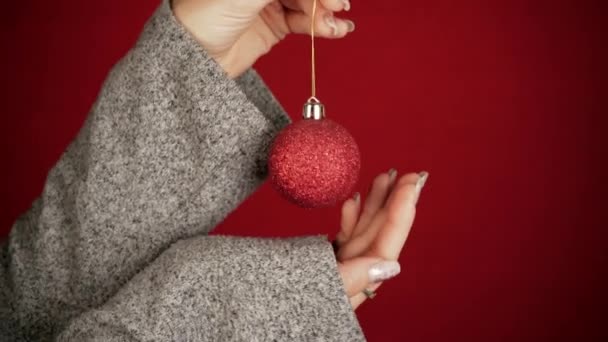 Uma Bola Natal Vermelha Como Símbolo Ano Novo Natal Mãos — Vídeo de Stock