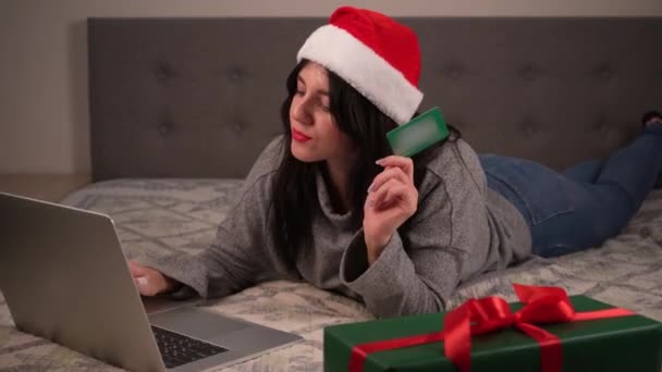 크리스마스 온라인 구매자는 노트북에서 주문합니다 여자는 선물을 크리스마스 — 비디오