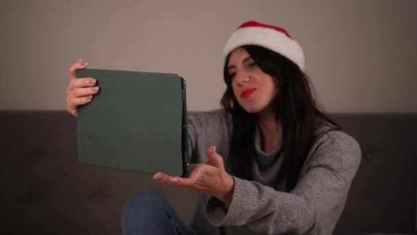 Auguri Natale Online Una Donna Con Maglione Grigio Cappello Rosso — Video Stock