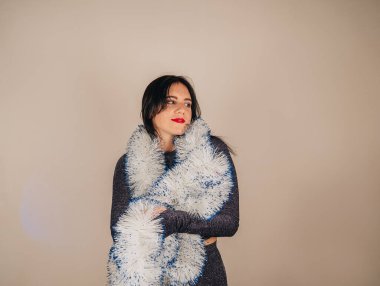 İnsanların duyguları, yaşam tarzı, eğlence ve güzellik kavramı. İyimser, mutlu ve neşeli Avrupalı bir kız dans ediyor ve eğleniyor, müziğin ritmine göre hareket ediyor.