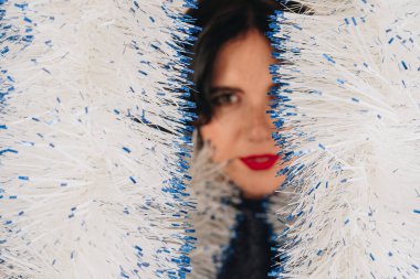 İnsanların duyguları, yaşam tarzı, eğlence ve güzellik kavramı. İyimser, mutlu ve neşeli Avrupalı bir kız dans ediyor ve eğleniyor, müziğin ritmine göre hareket ediyor.