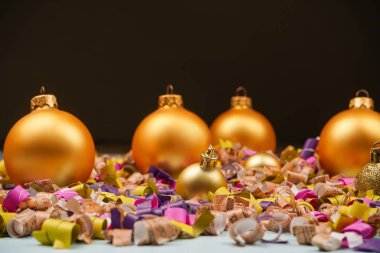 Mavi arka planda konfeti ve Noel ağacı oyuncakları. Reklam afişi. Tatil kartı. Tatil dekorasyonu kavramları. Metin için yer