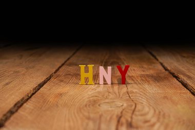 Mutlu yeni yıl mektupları, tahtadan arka planda konfeti olan hediye kutusu. Neşeli bir atmosfer. Yeni yıl kavramı