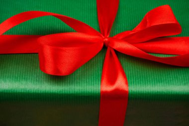 Ahşap arka plan mevcut kutu. İp fiyonklu hediye paketi. Sevinç ile hediye verirsin. Tasarım tatil paketi