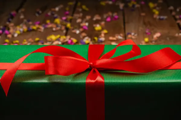 Χριστουγεννιάτικα Κουτιά Δώρου Αντίγραφο Χώρο Πράσινο Δώρο Κόκκινη Κορδέλα Ξύλινο — Φωτογραφία Αρχείου