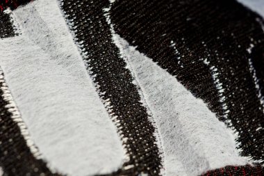 kırmızı spor giyim closeup üst görünümü. Yanlış taraftaki kumaşın üzerine işlenmiş harfler. nefes alabilen triko. giyim detayları makro.