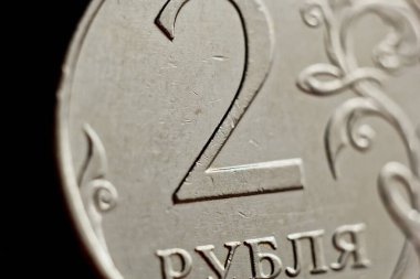 Sikke iki Rus rublesi makro siyah arka plan izole. Metalik paranın detayı yakından. Avrupa ülkesi Rusya'nın para.