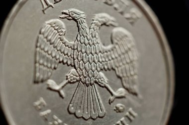 Sikke iki Rus rublesi makro siyah arka plan izole. Metalik paranın detayı yakından. Avrupa ülkesi Rusya'nın para.