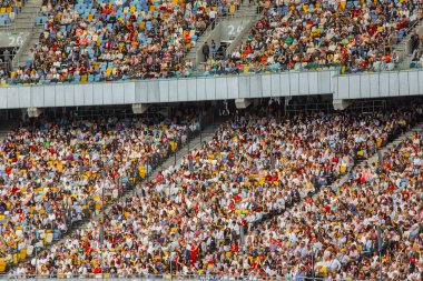 futbol stadyumu içinde görünümü. futbol sahası, boş tribünler, taraftar kalabalığı, gökyüzüne karşı bir çatı.