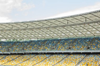 futbol stadyumu içinde görünümü. futbol sahası, boş tribünler, taraftar kalabalığı, gökyüzüne karşı bir çatı.