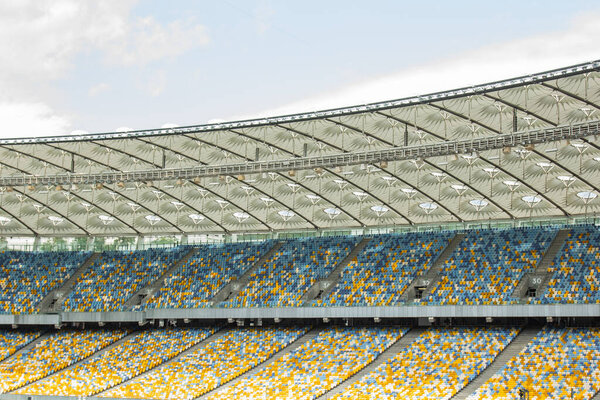 футбольный стадион с видом изнутри. футбольное поле, пустые трибуны, толпа фанатов, крыша над небом
.